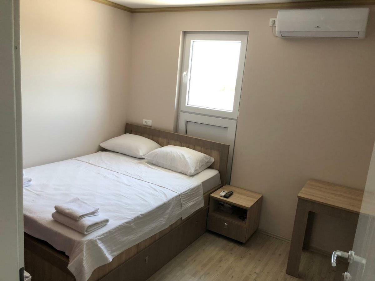 Kubi Hotel Struga Bagian luar foto