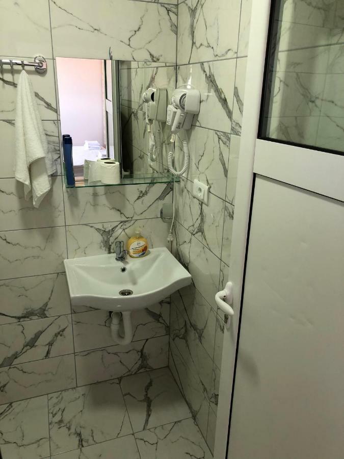Kubi Hotel Struga Bagian luar foto